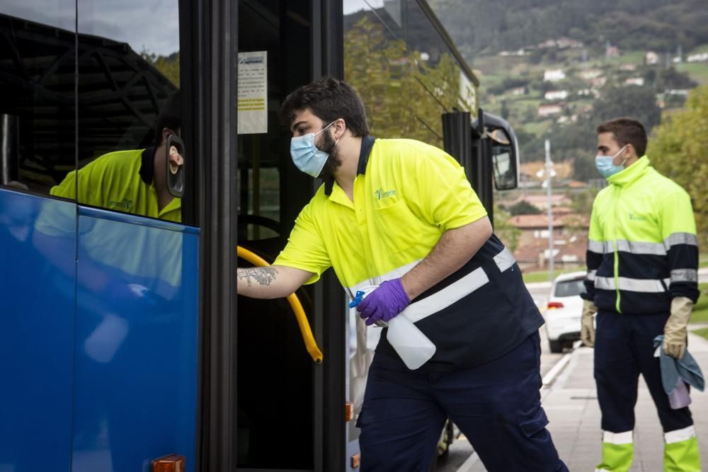 Así se desinfectan los autobuses urbanos de Oviedo