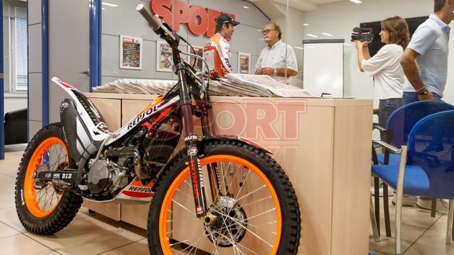 Toni Bou visita la redacción de Sport