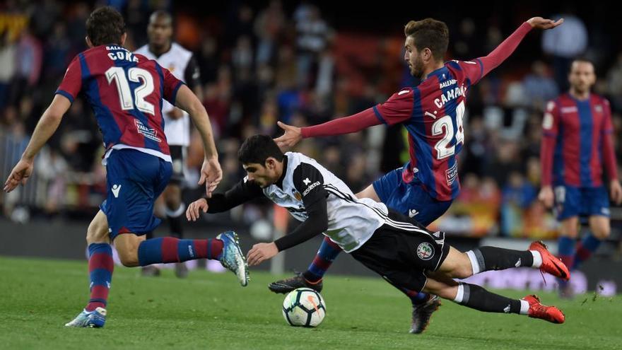 Los árbitros estudian denunciar al Levante por las declaraciones tras el derbi