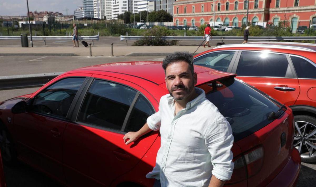 Clemente Rodríguez, junto a su coche, estacionado en el aparcamiento de la calle Dionisio Fernández-Nespral. | Juan Plaza