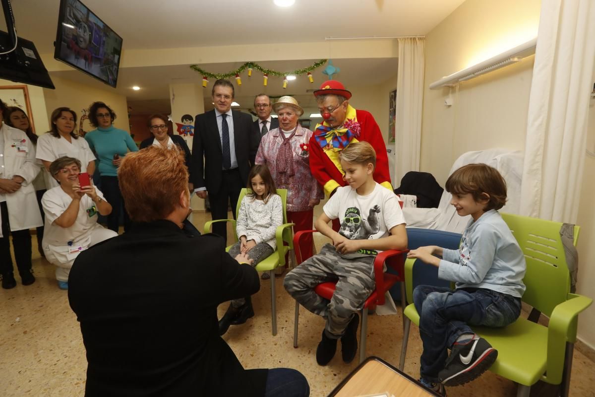 Yunke y Mel i Xispa llevan regalos y alegría a los niños del Hospital General