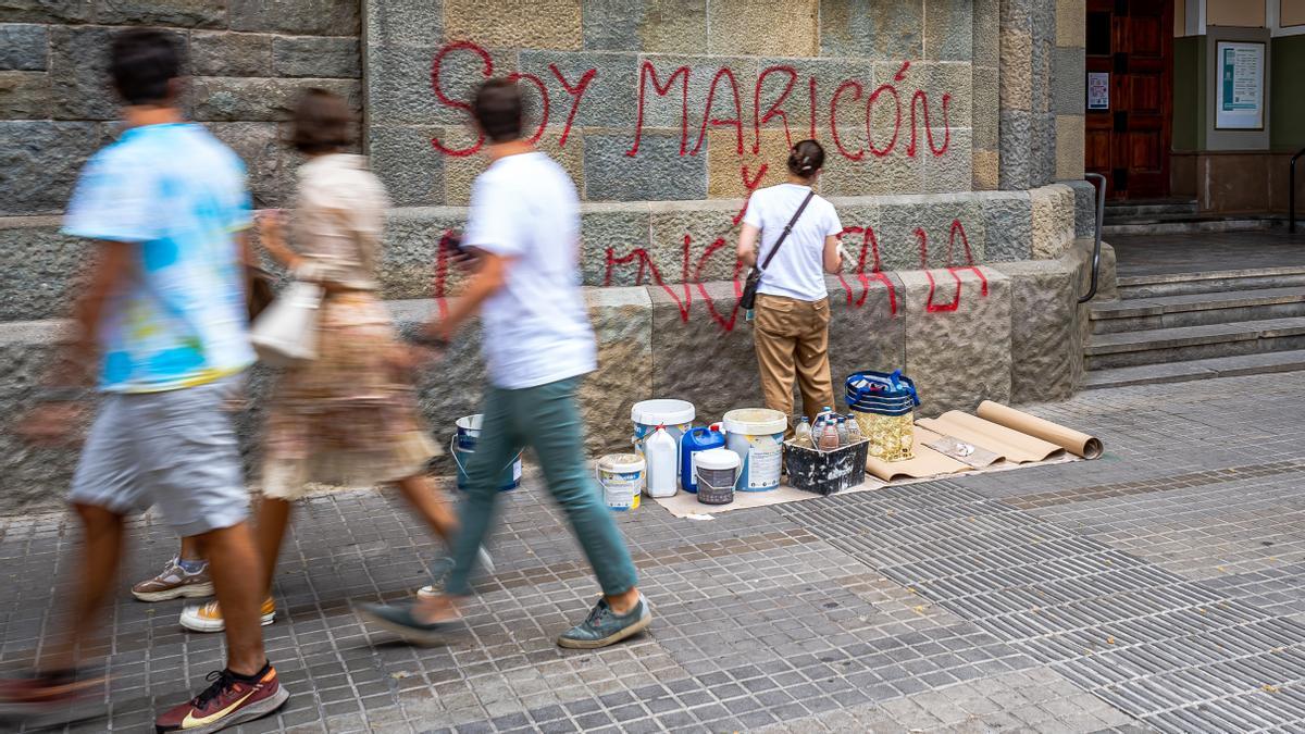 Un operario borra una pintada con la letra de 'Maricón', de Samantha Hudson, en la parroquia de Santa Teresa de l'infant Jesús de Barcelona