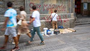 Un operario borra una pintada con la letra de ’Maricón’, de Samantha Hudson, en la parroquia de Santa Teresa de l’infant Jesús de Barcelona