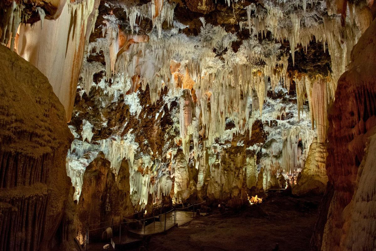 El interior de las Grutas del Águila
