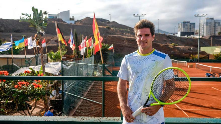El tenista Carlos Boluda, ayer, en El Cortijo tras ganar su encuentro de primera ronda.