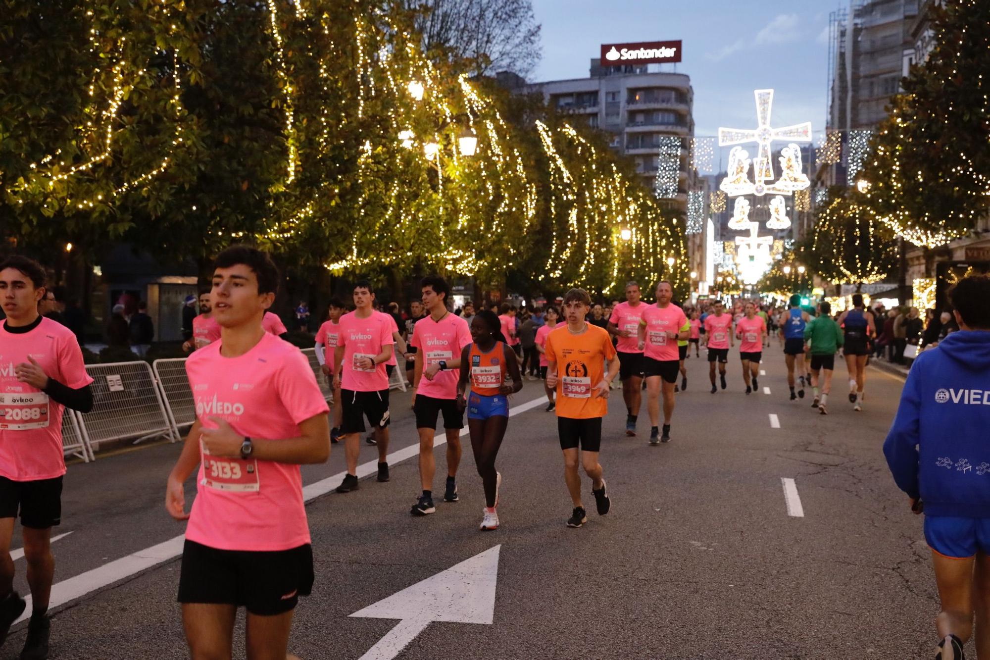 En imágenes: Jaime Bueno (Univerisad de Oviedo) y Mariam Benkert triunfan en la San Silvestre de Oviedo