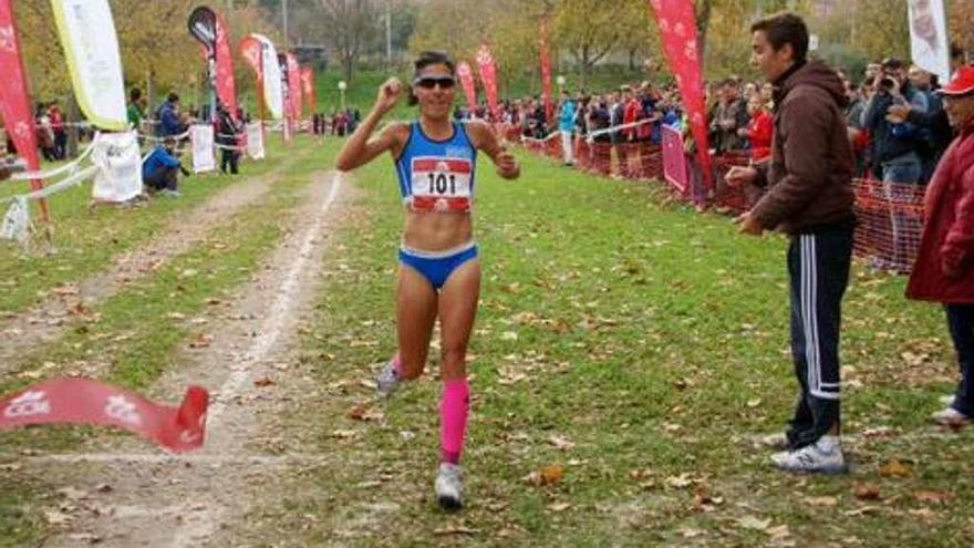 La lucense Alessandra Aguilar, durante un cross disputado en Aranda de Duero. // FdV