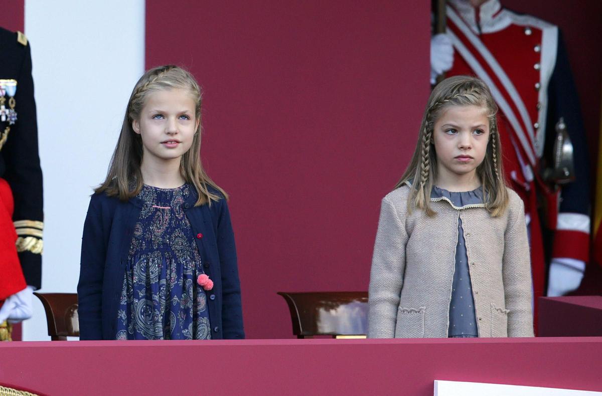 La princesa Leonor y la infanta Sofía en el desfile de la Hispanidad de 2015