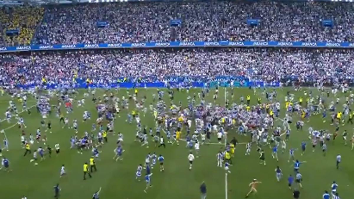 Miles de aficionados del Deportivo invadieron el césped de Riazor para celebrar el ascenso directo a LaLiga