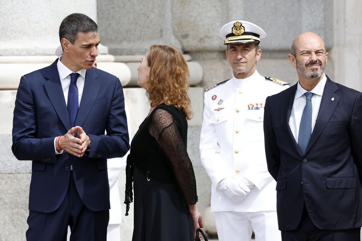 El presidente del Gobierno, Pedro Sánchez, la presidenta del Congreso de los Diputados, Francina Armengol, y el presidente del Senado, Pedro Rollán, esperan en la Plaza de la Armería del Palacio Real la llegada del papa León XIV