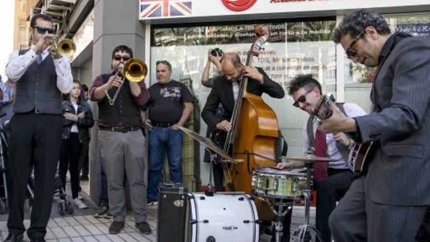 Refugio Swing Band en una actuación callejera.