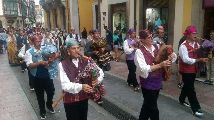 El conjunto aragonés desfilando por Llanes, ayer.