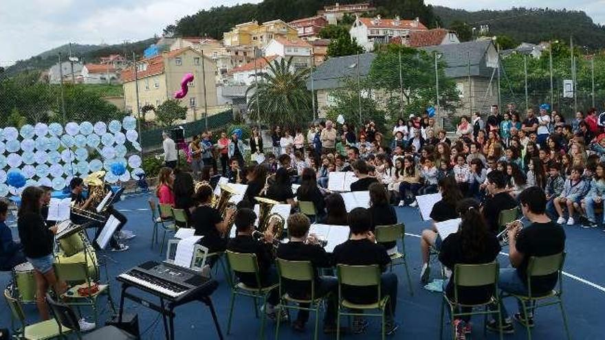 Estudiantes de A Guía durante el 25 aniversario del centro. // G.N.