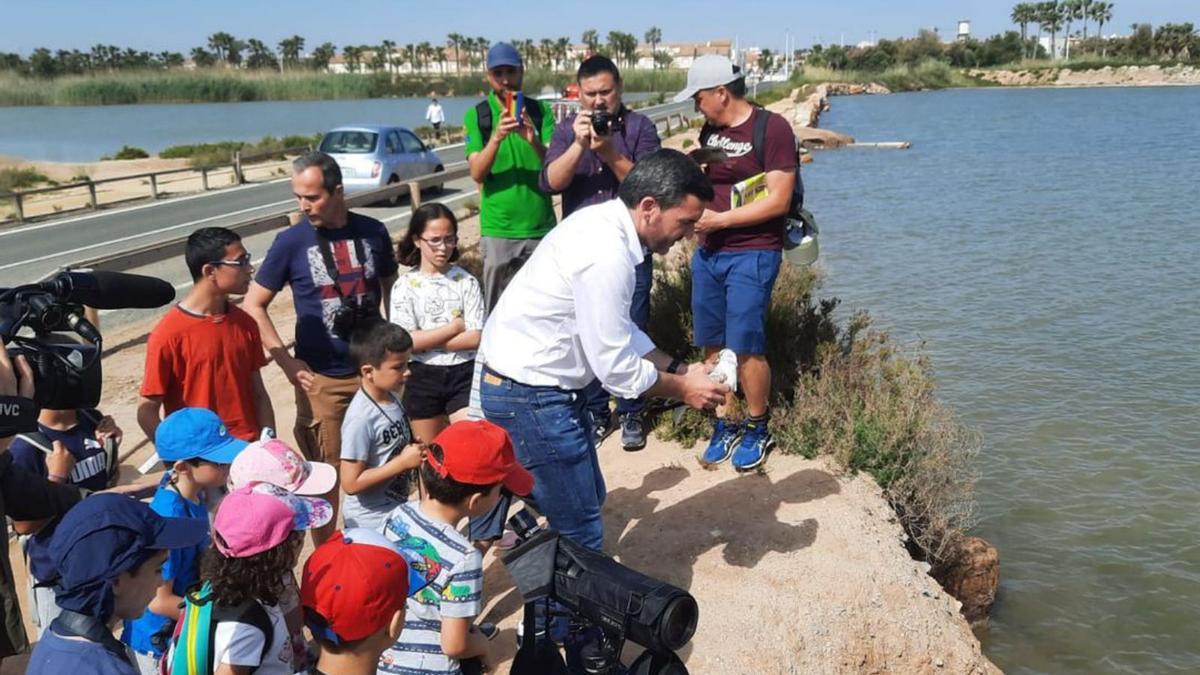 Antonio Luengo, durante la liberación de una gaviota reidora con motivo del Día Mundial de las Aves Migratorias.