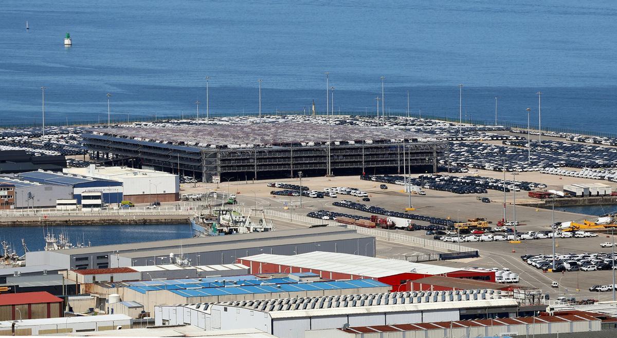 Vista general de la dársena de coches de Bouzas, con el silo actual.