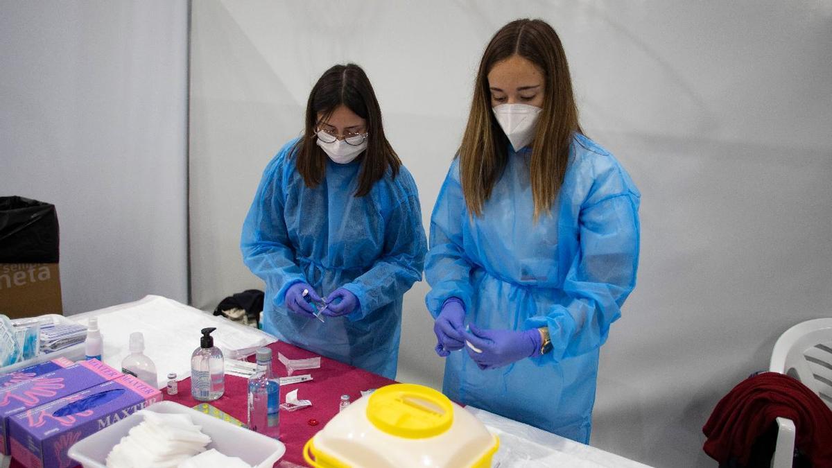 Dos enfermeras preparan las vacunas contra la covid-19.