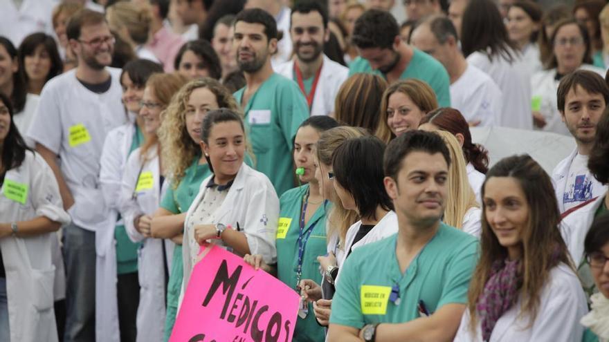 Los médicos y enfermeres residentes van cobrar más nel Principáu: la xuba de sueldu aprobada n'Asturies