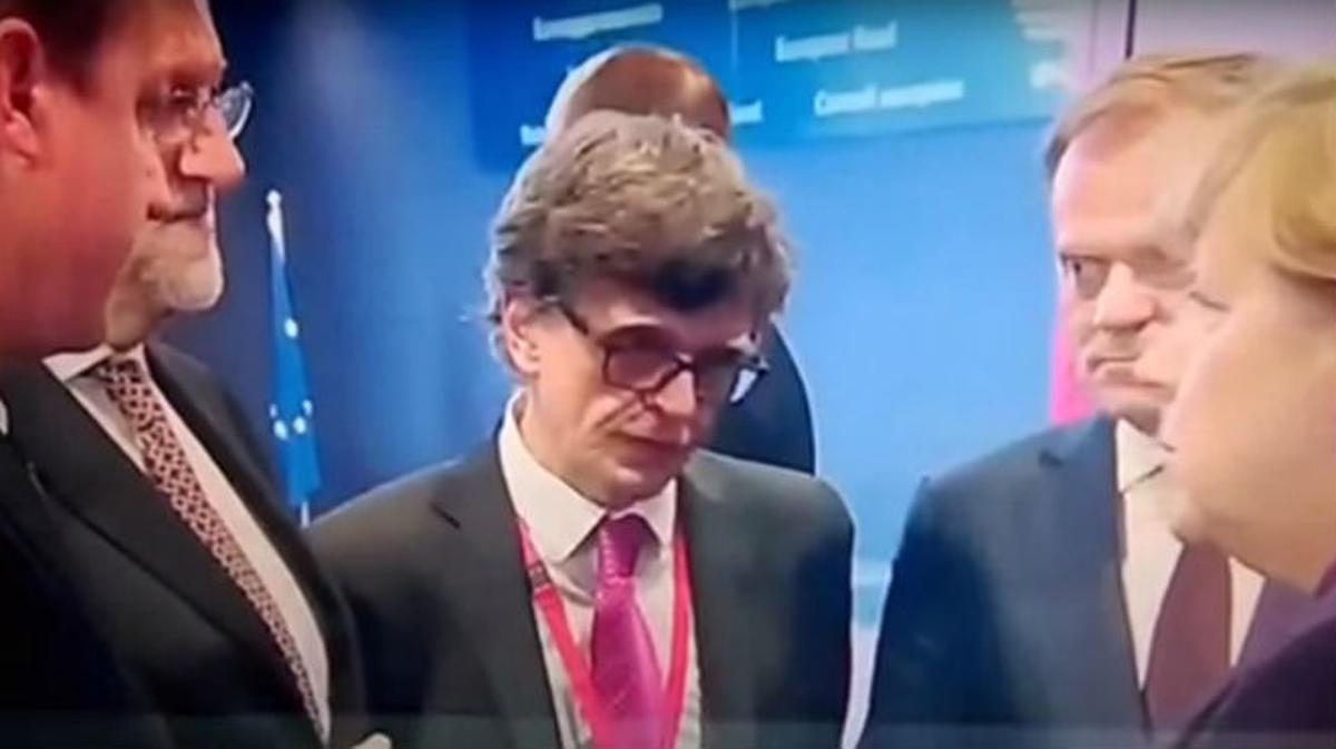 Moment en què les càmeres recullen la conversa en què Rajoy li explica a Merkel que Podem quedarà en segona posició.