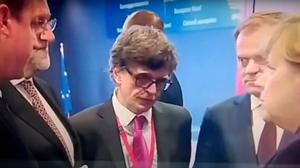 Moment en què les càmeres recullen la conversa en què Rajoy li explica a Merkel que Podem quedarà en segona posició.