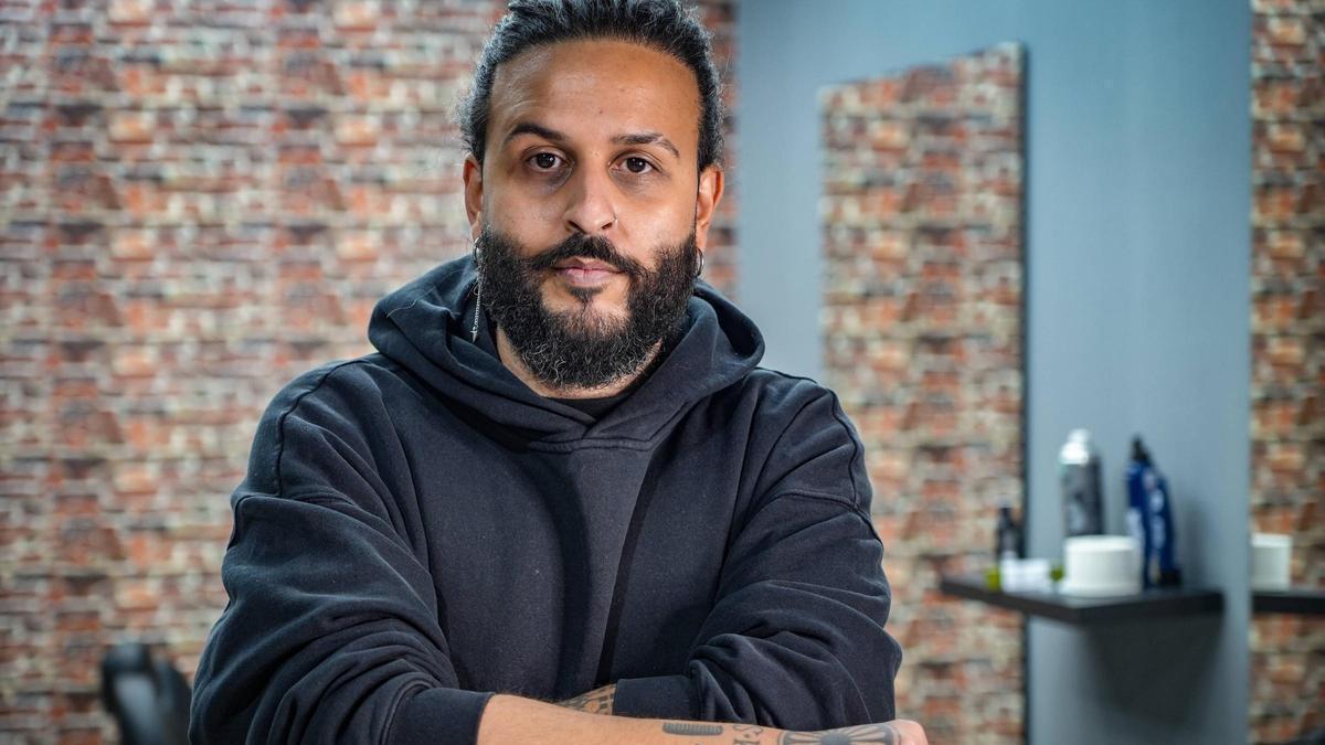 Víctor Montes en su peluquería en la avenida Juan Carlos I de Badajoz.