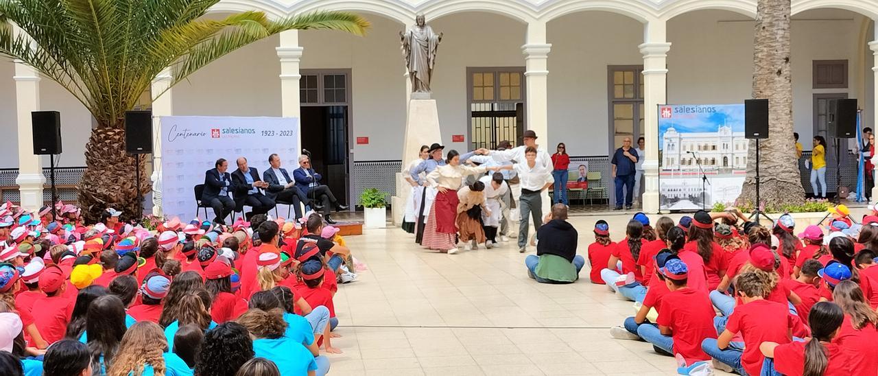 Fiesta en el centro de Ciudad Jardín con motivo de la visita del rector mayor de los salesianos, Ángel Fernández Artime, por el centenario de la institución.