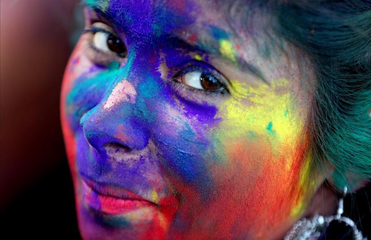 Una joven universitaria participa en el tradicional Holi Festival en Bhopal  India