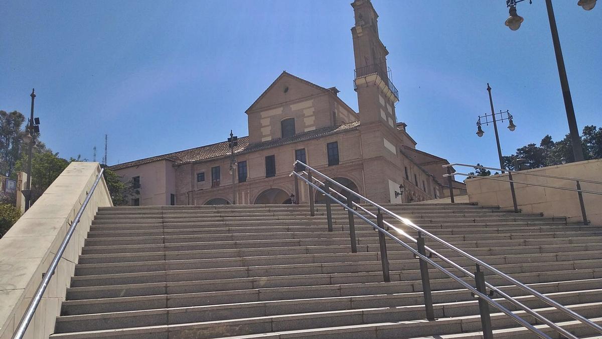 La escalinata que ‘atrae’ a los coches, ayer.