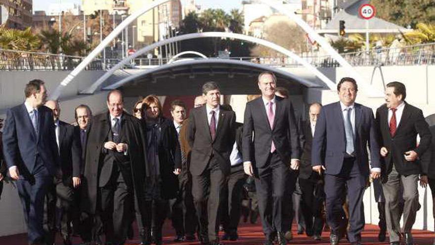 La comitiva encabezada por Fabra el miércoles, recorriendo la plataforma del Tram de Castellón. A la derecha, la Línea 2 del Tram de Alicante paralizada