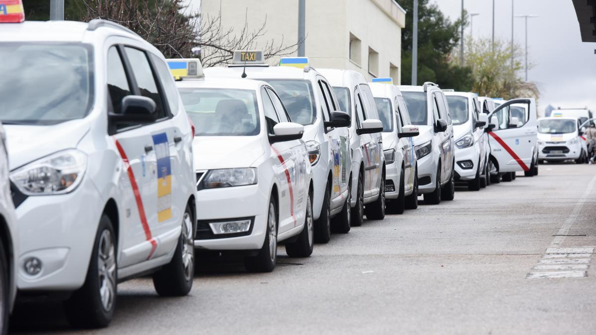 Varios taxis en Madrid.