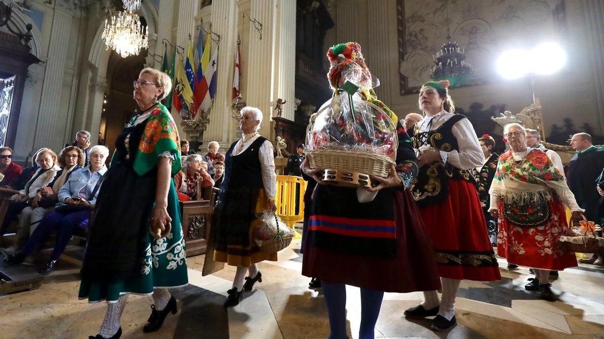 Entrega de los frutos en el interior de la Basílica del Pilar en 2024.