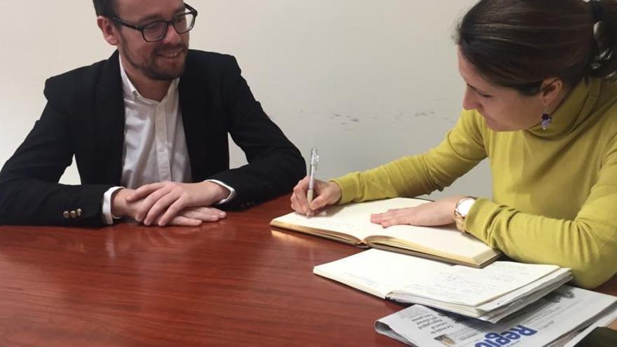 Laura Vilagrà signa el llibre d&#039;honor del Consell del Berguedà observada per David Font