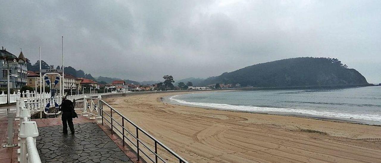 Un hombre sale de la playa de Santa Marina durante la mañana de ayer.