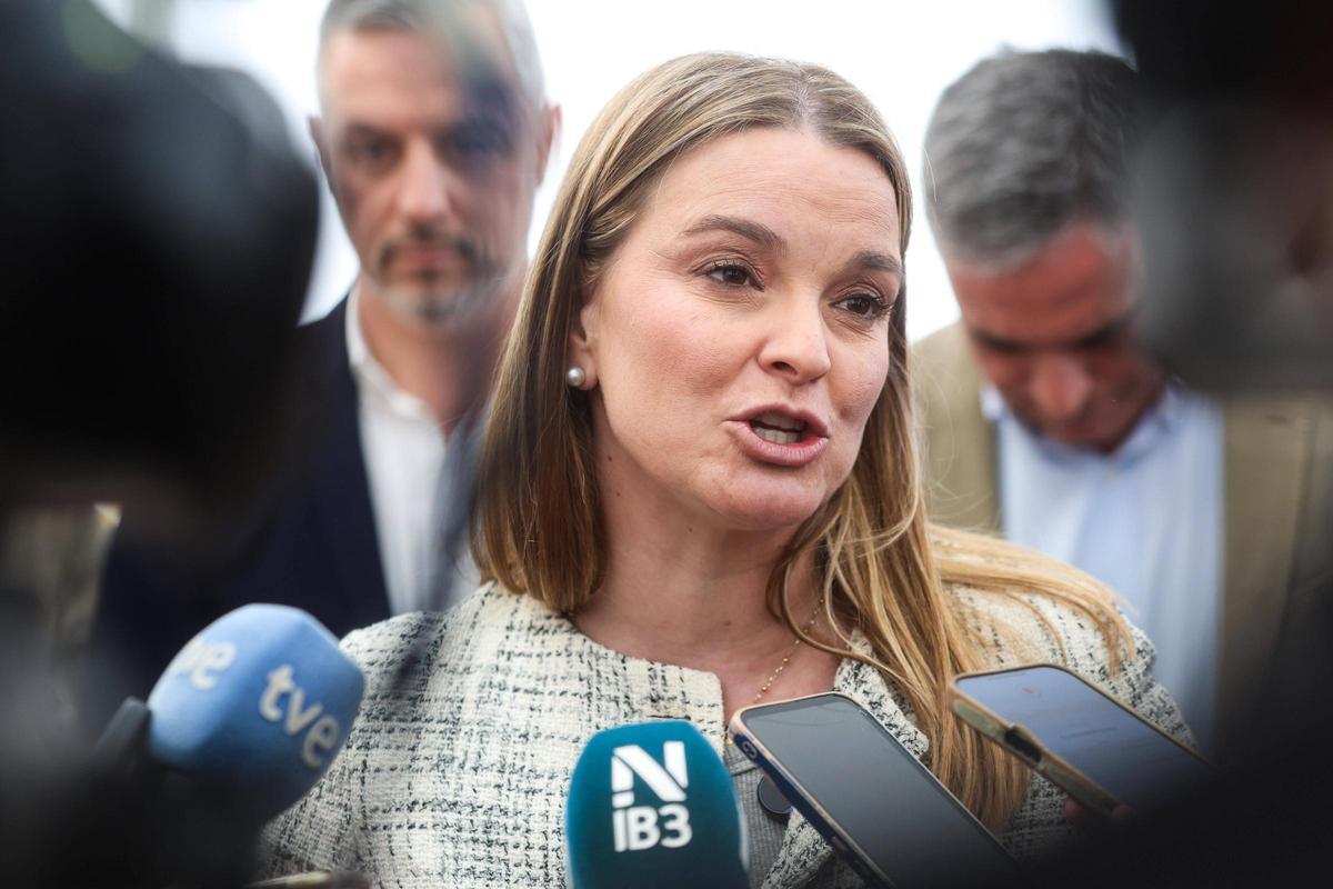Marga Prohens en rueda de prensa en el recinto ferial en Ibiza a principios de este año