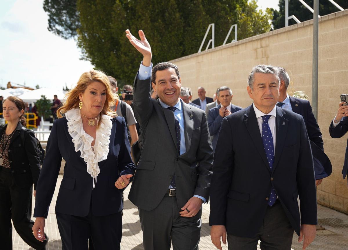 18/03/2026 El presidente de la Junta de Andalucía, Juanma Moreno (c), junto al consejero de Sanidad, Presidencia y Emergencias, Antonio Sanz (d), y la alcaldesa de Huelva, Pilar Miranda, a su llegada al acto oficial de colocación de la primera piedra del Hospital Materno Infantil del Juan Ramón Jiménez de Huelva. A 18 de marzo de 2026 en Huelva (Andalucía, España). El nuevo edificio del Materno Infantil se integrará de manera natural a las instalaciones del Hospital Universitario Juan Ramón Jiménez, para su construcción en un plazo previsto de 36 meses, el Gobierno andaluz ha liberado un presupuesto de 85 millones de euros. En su diseño el nuevo complejo hospitalario dispondrá de 125 camas distribuidas entre las áreas de Pediatría, Obstetricia, Ginecología, Salud Mental, UCI y Cuidados Intermedios y contará con una dotación de un Área de Neonatos, Bloque Quirúrgico, Bloque Obstétrico y Urgencias de Pediatría y Obstetricia. ECONOMIA María José López - Europa Press