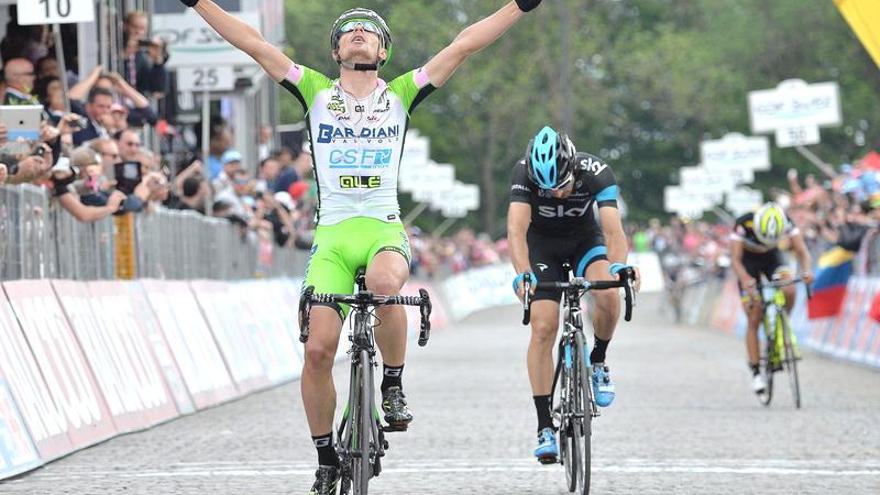 El italiano Battaglin festeja su triunfo en la etapa de ayer en Oropa.