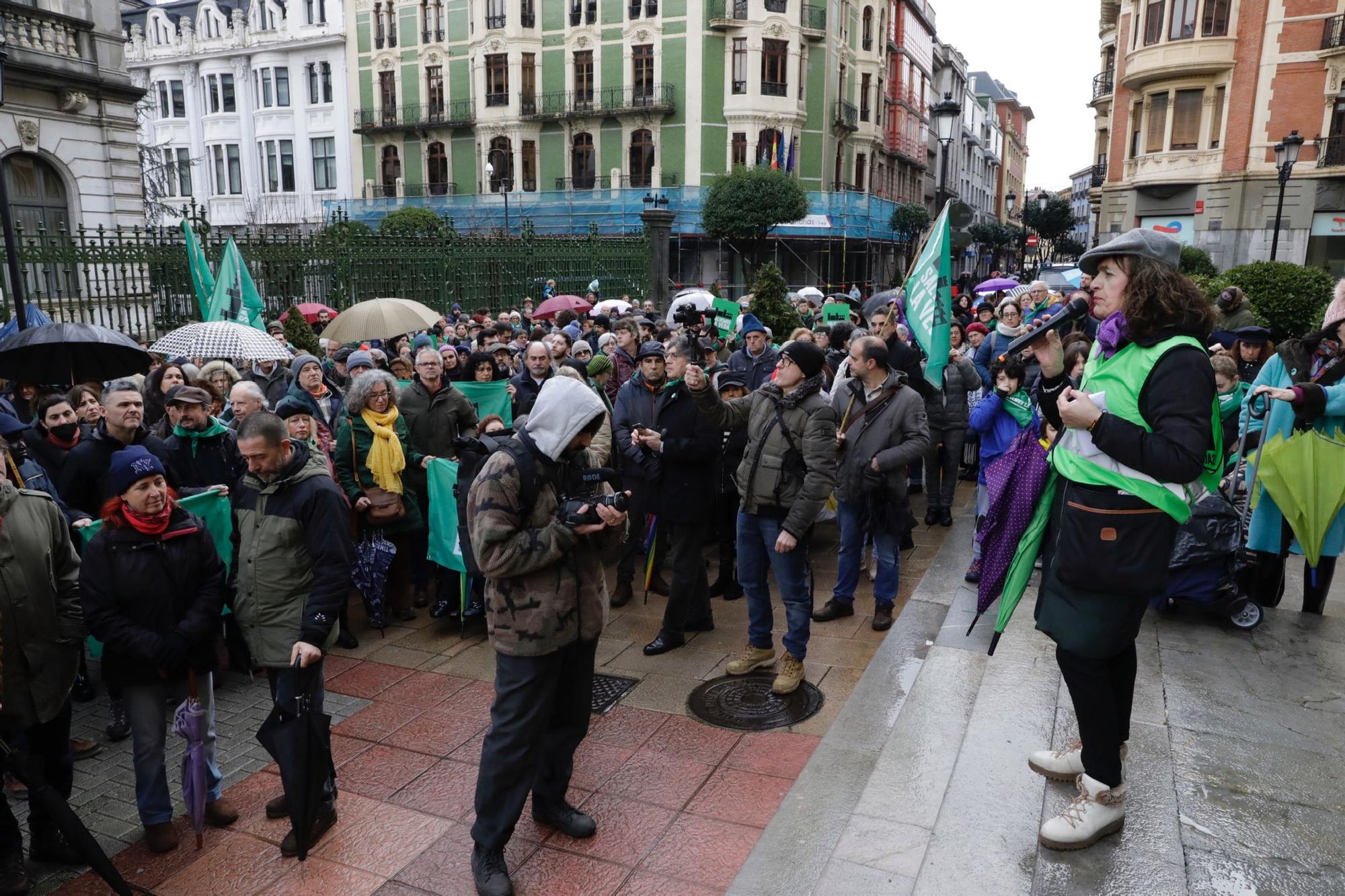 "La Vega no se vende, La Vega se defiende": así fue la concentración de Salvemos La Vega en Oviedo