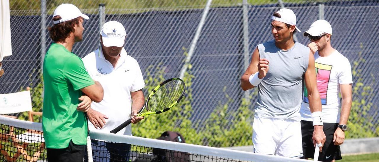 Nadal, en un entrenamiento en Santa Ponsa entre su tío Toni y Carlos Moyà.