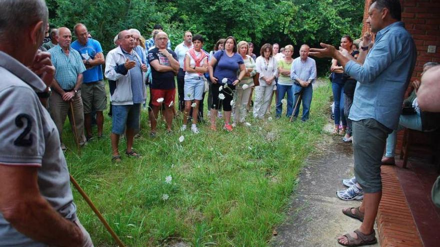 Ardines -a la derecha-, frente a algunos de los vecinos que ayer asistieron al conceyu público.