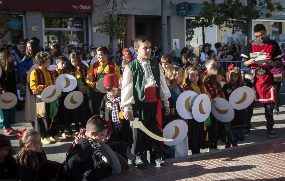 Un centenar de chavales, integrantes de las comparsas de San Vicente, celebran por segundo año la Embajada Infantil a las puertas del Castillo.