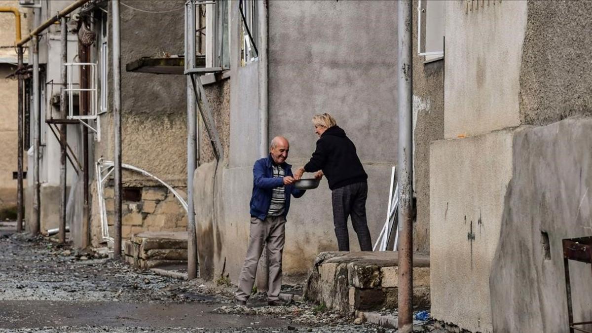 Vecinos de Stepanakert comparten comida tras los bombardeos.