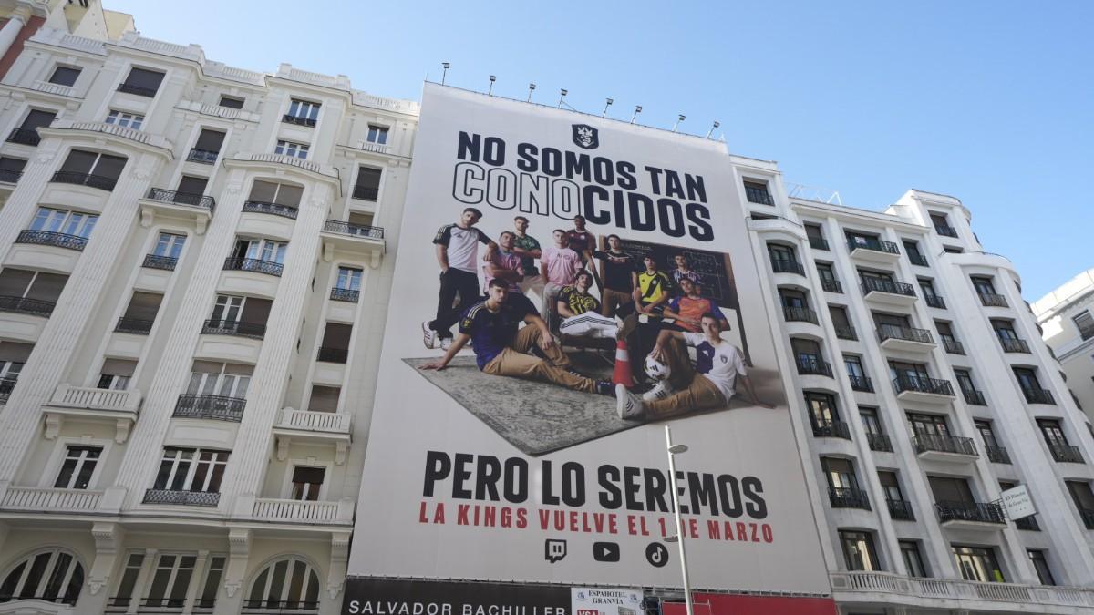 "No somos tan CONOcidos, pero lo seremos", la pancarta de la Kings League en Madrid