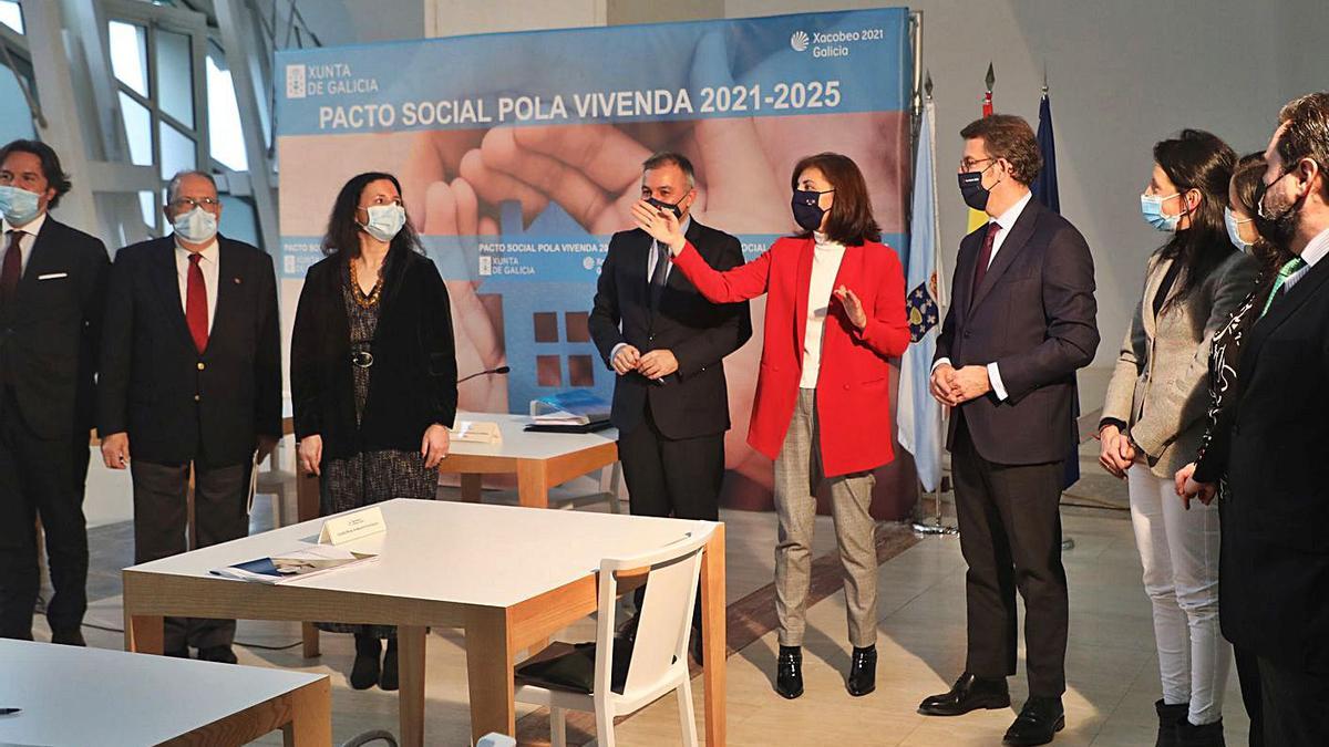 Feijóo y Ángeles Vázquez, ayer, en la presentación del Pacto Social por la Vivienda.   | // XOÁN ÁLVAREZ