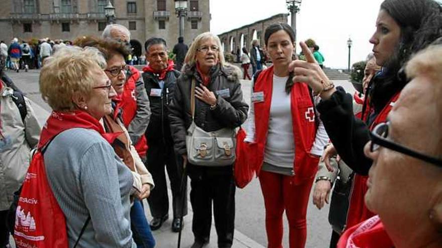 Monitors de Creu Roja donaven indicacions a persones grans a Montserrat