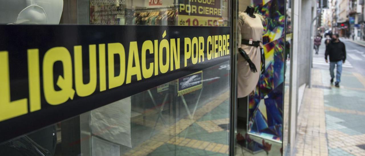 Un comercio de la ciudad de Alicante, en liquidación por cierre. | ALEX DOMÍNGUEZ