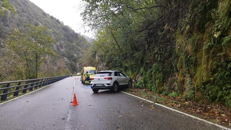 Fallece un conductor aplastado por una enorme piedra de 120 kilos en Asturias