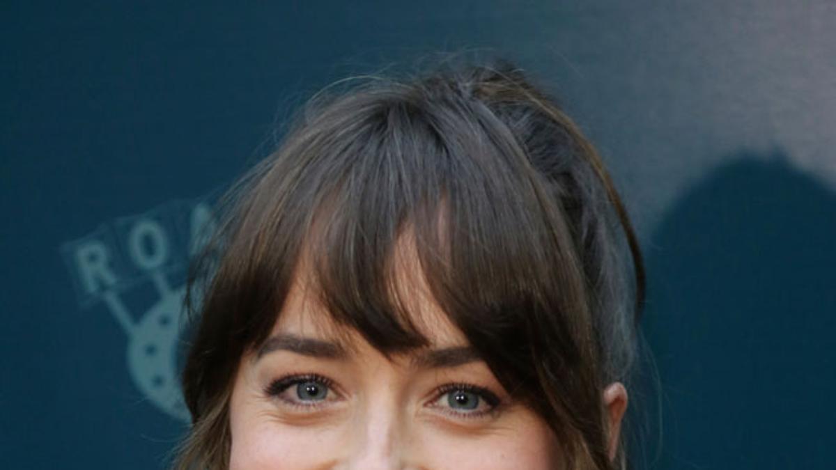 Dakota Johnson con un diseño mini y de terciopelo de Saint Laurent