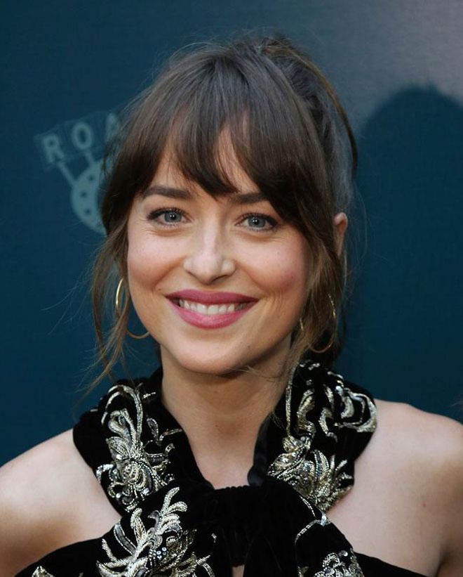 Dakota Johnson con un diseño mini y de terciopelo de Saint Laurent