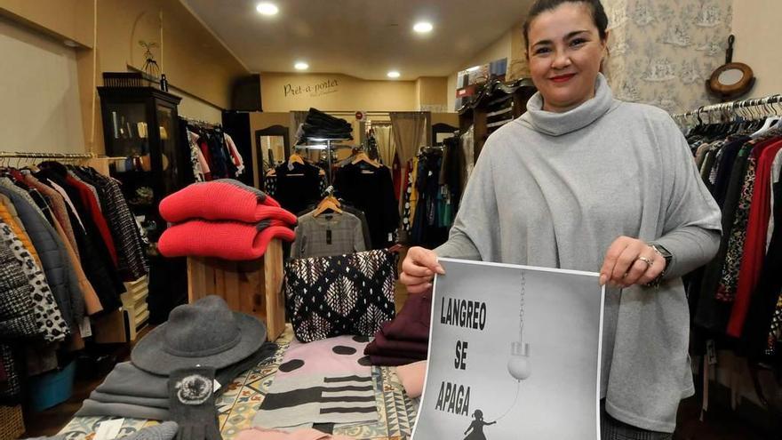 Patricia González, en su tienda de La Felguera, con el cartel de la iniciativa.