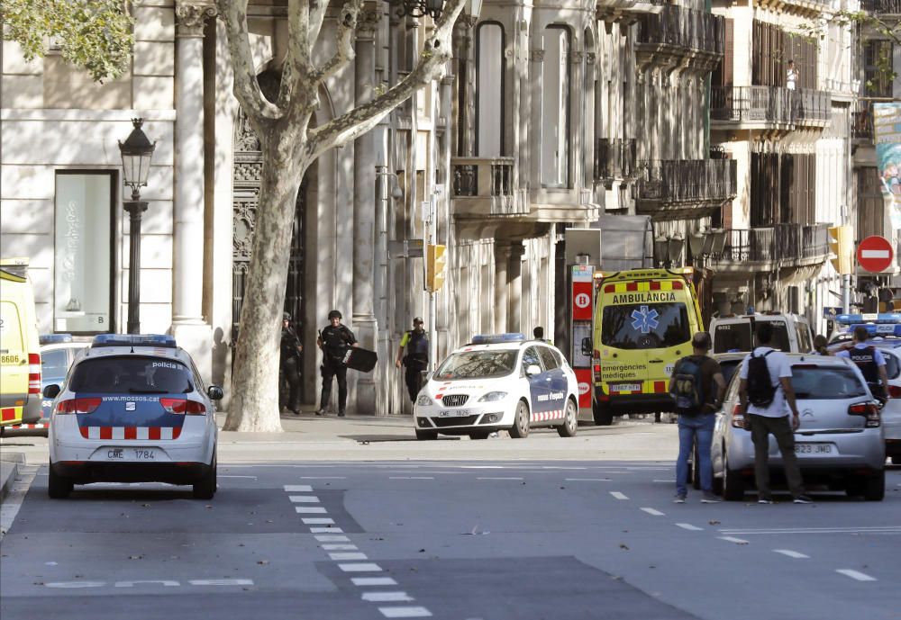 Imatges dels Serveis d''Emergència evacuant ferits de l''atropellament massiu de la Rambla