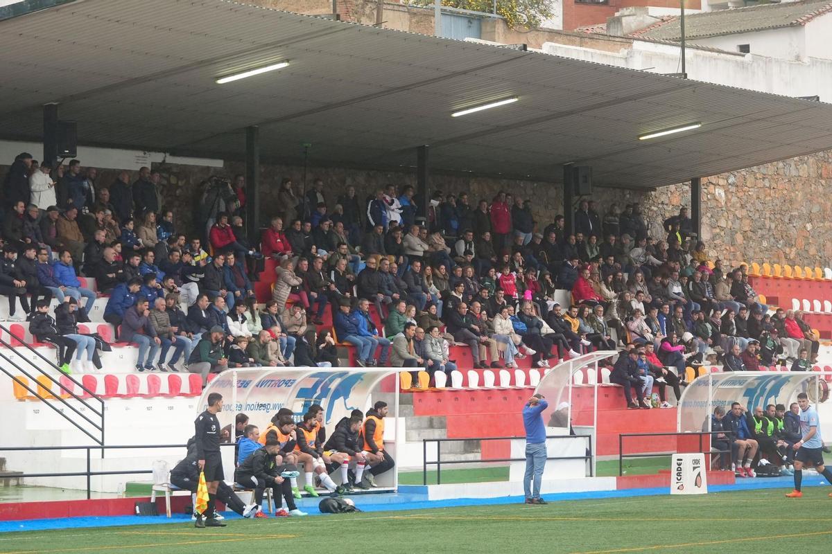 La afición del Atlético Espeleño sigue el derbi ante el Pozoblanco en el Municipal de Espiel.
